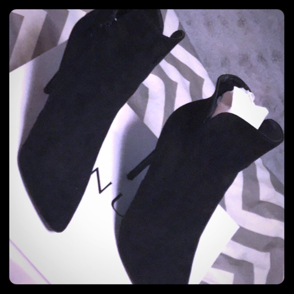 Ankle suede booties